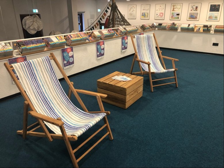 Bibliothek Liegestühle in der Bibliothek