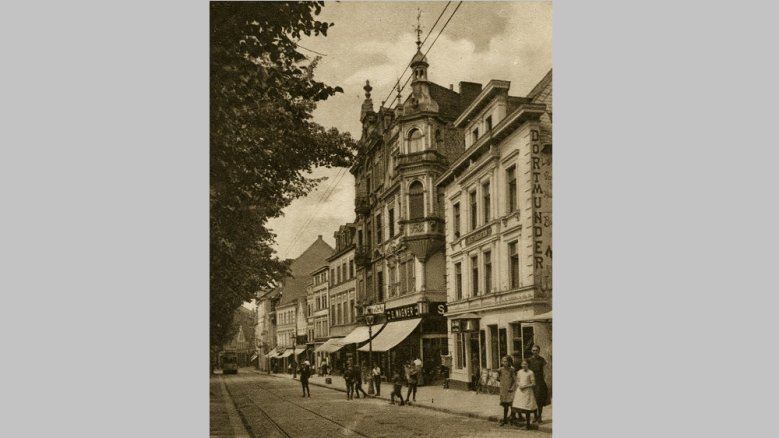 Zur Glocke "Die Glocke" 1911, Traditionsgaststätte am Siegburger Markt, links daneben das Modegeschäft Wagner