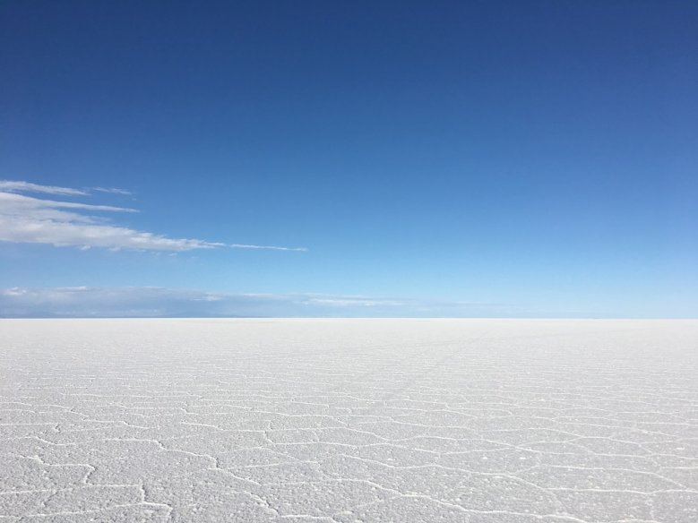 Salar de Uyuni Salzkruste unter blauem Himmel