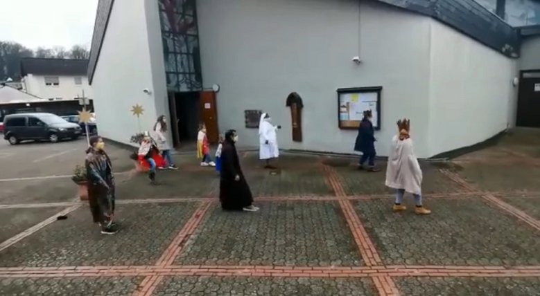 Tanzen zu "Jerusalema" Pater der Unbeschuhten Karmeliten tanzen zu "Jerusalema"