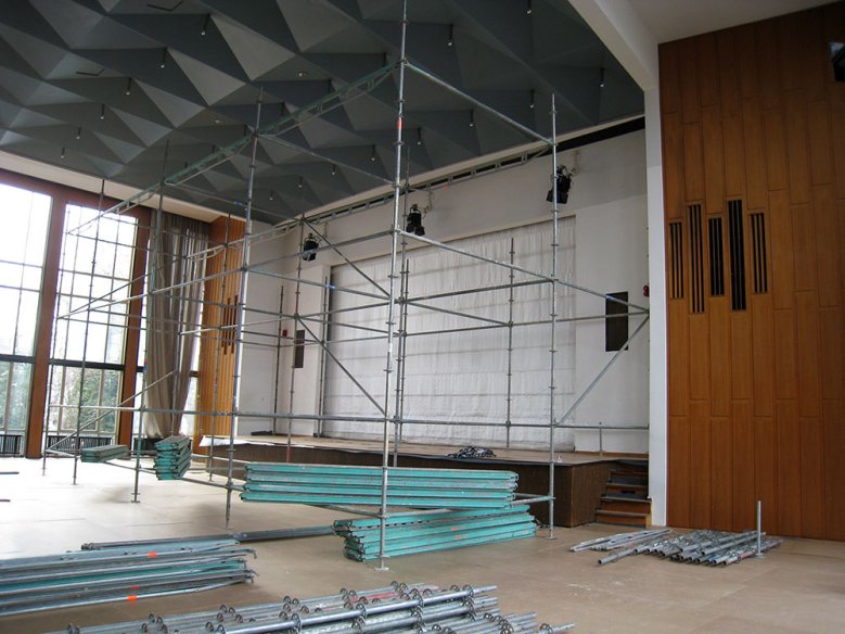 Allee-Decke Neue Deckenverkleidung in der Aula des Gymnasiums Alleestraße