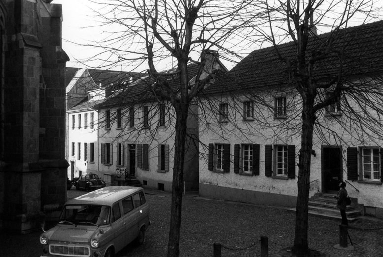 Kirchgasse Das Haus Kirchgasse 1 (links hinter dem Ford Transit) am Kirchplatz an der Servatiuskirche