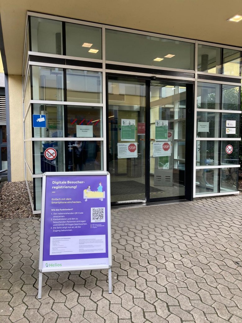 Helios Information zur digitalen Besucherregistrierung am Eingang zum Helios-Klinikum.