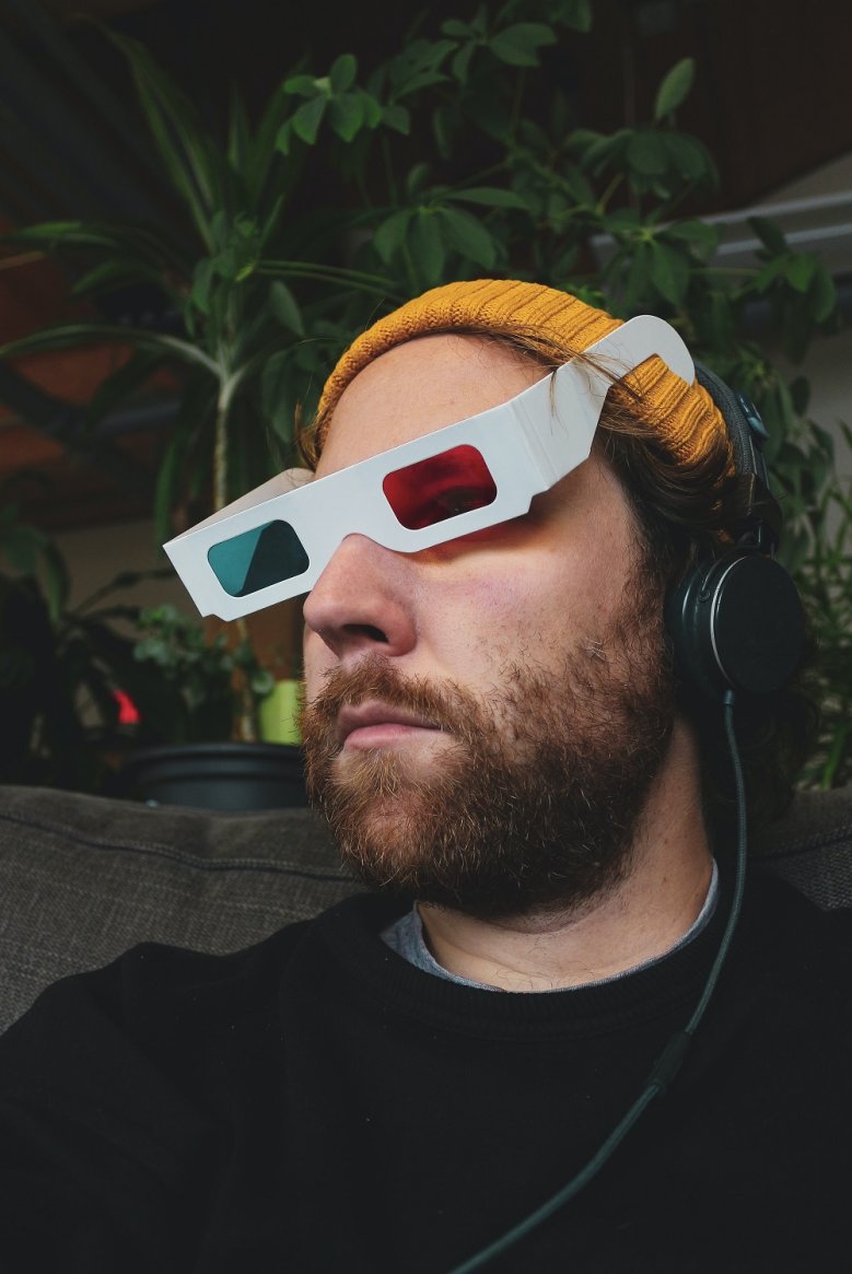Realität Mann mit Mütze, 3-D-Brille und Kopfhörern