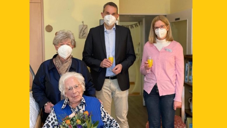 Christine Michels Gratulanten, unter anderem Bürgermeister Stefan Rosemann, zum 100. Geburtstag von Christine Michels
