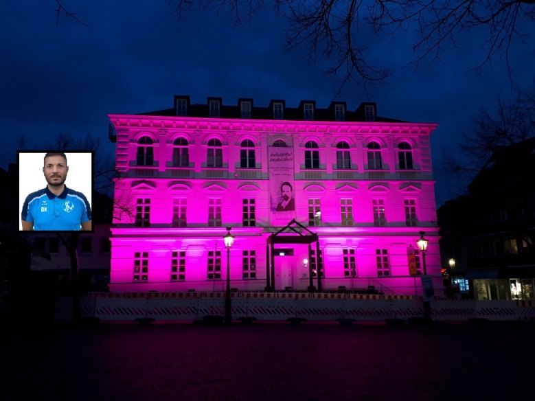 Stadtmuseum in Pink Großes Bild: Stadtmuseum, pink illuminiert. Kleines Bild: Bünyamin Kilic