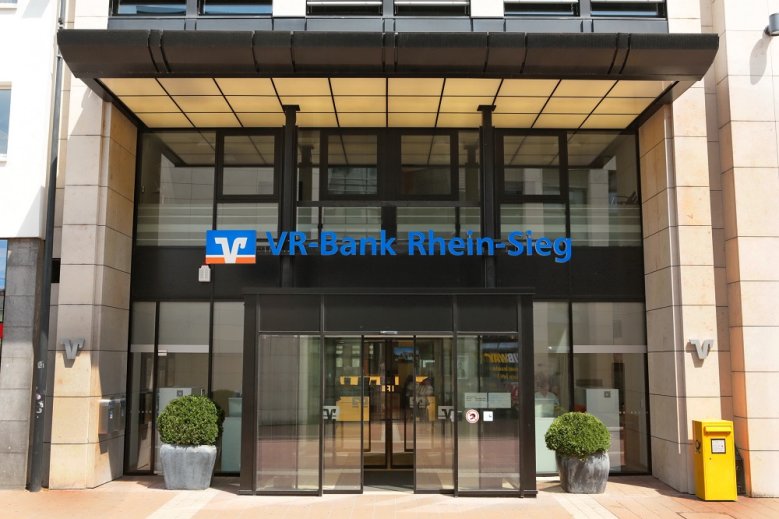 VR-Bank Rhein-Sieg Außenansicht des Eingangs zur VR-Bank Rhein-Sieg am Europaplatz