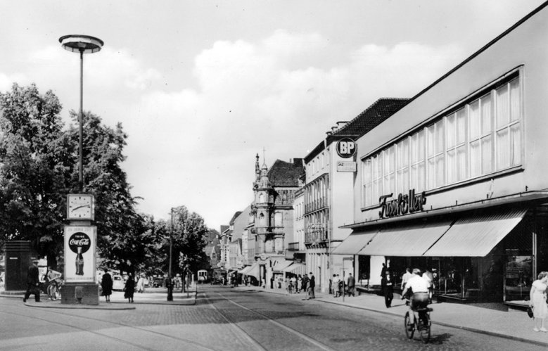 Fusshöller Fußhöller am Markt, um 1955