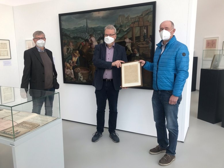 Übergabe Humperdinck Albert Linder überreicht den Klaviersatz an die Ausstellungsmacher Dr. Christian Ubber und Herbert Spicker.