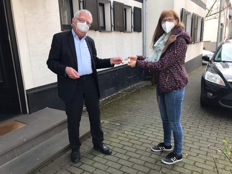Fotoübergabe Kramer Finderin Bieneck übergibt Jörg-Dietrich Kramer vor dessen Haustür die Bilder.