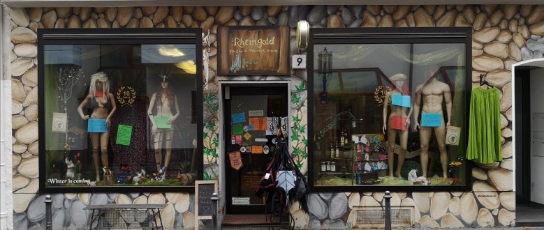 Rheingold Unbekleidete Schaufensterpuppen im Schaufenster des Mittelalterladens "Rheingold"