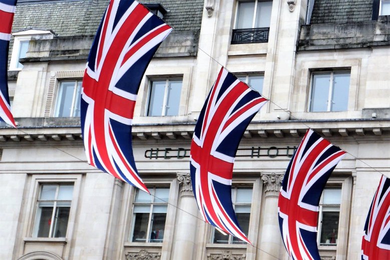 Britische Flaggen vor einer Hauswand