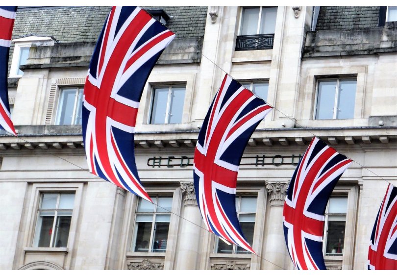 Britische Flaggen vor einer Hauswand