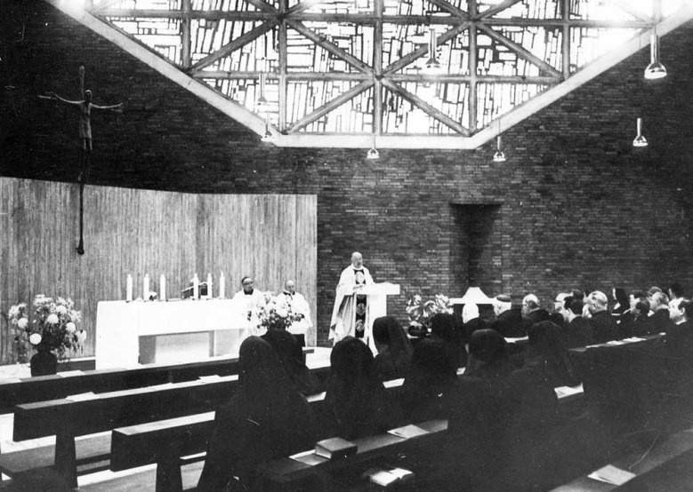 Erste Messfeier in der neuen Herz-Jesu-Krankenhauskapelle in Siegburg 1966