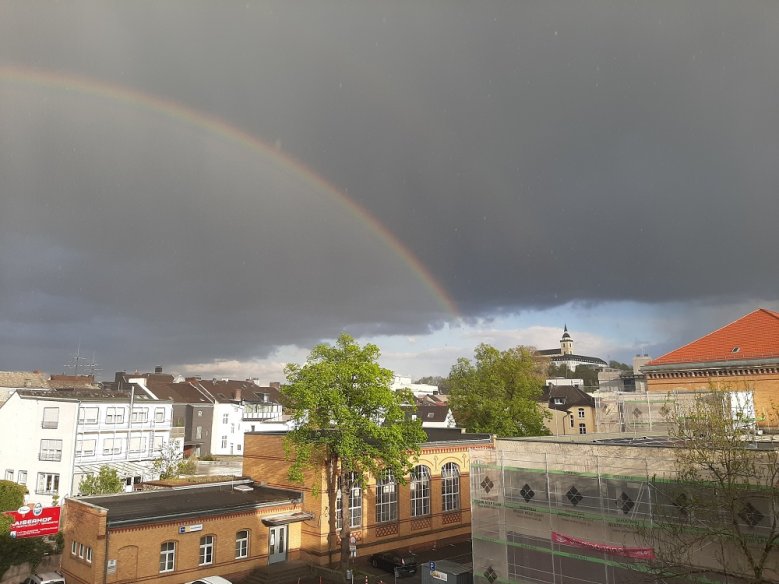 Regenbogen über dem VHS-Gebäude, das eine Ende am Michaelsberg