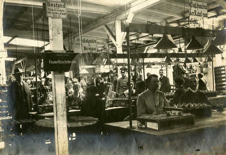 Feuerwerkslaboratorium Rüstungs-Produktionshalle des Feuerwerkslaboratoriums an der Luisenstraße 1916, heute Kasernengelände
