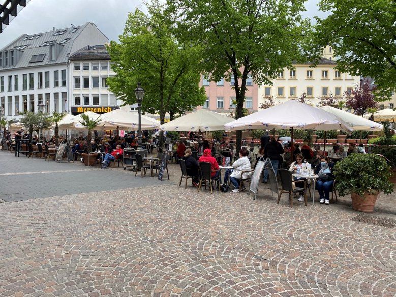Marktplatz Gut gefüllte Außengastronomie auf dem Marktplatz