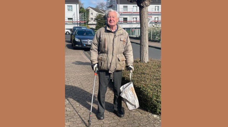 Siggi Gippner Siggi Gippner mit Tüte und Müllzange