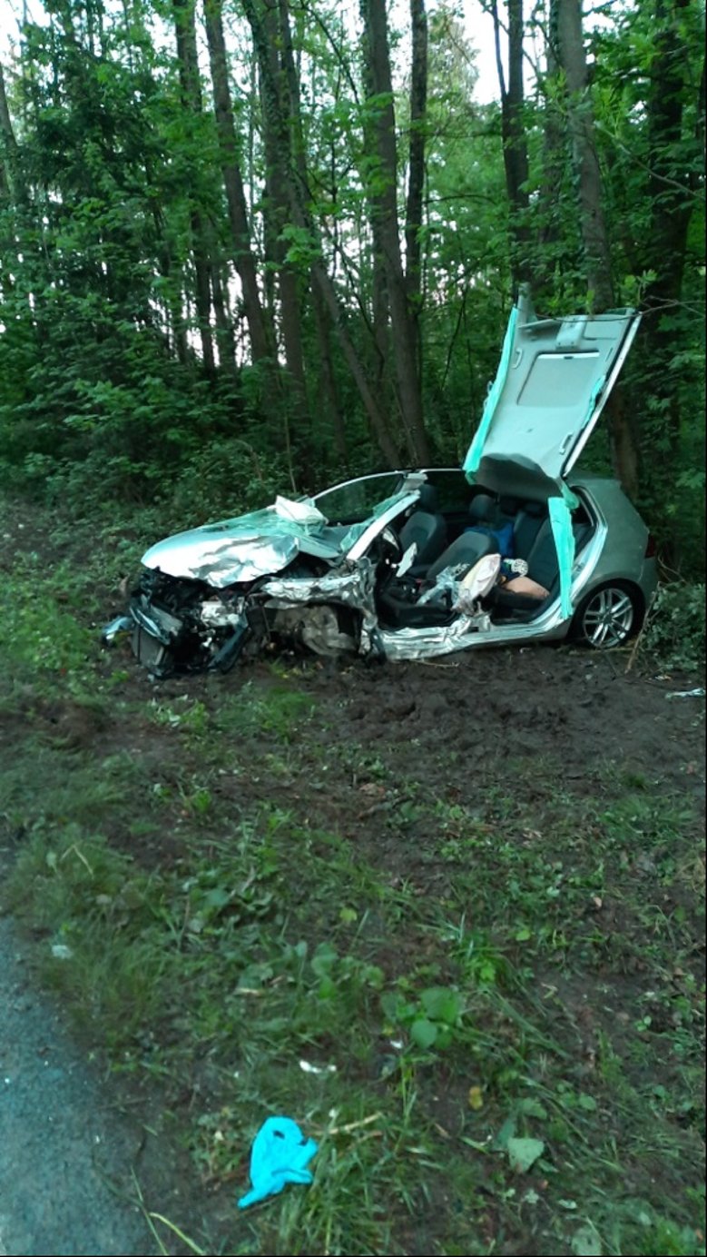 Verkehrsunfall B56 Verunfalltes Auto, das Dach durch die Feuerwehr abgetrennt
