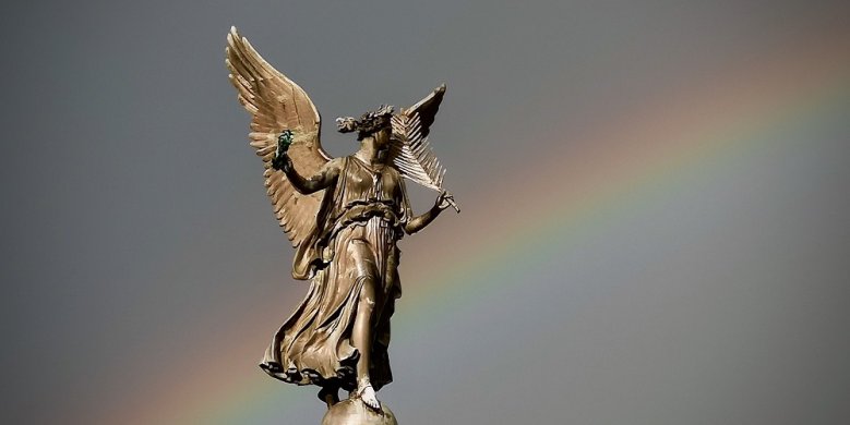 Vicoria Victoria vor einem Regenbogen