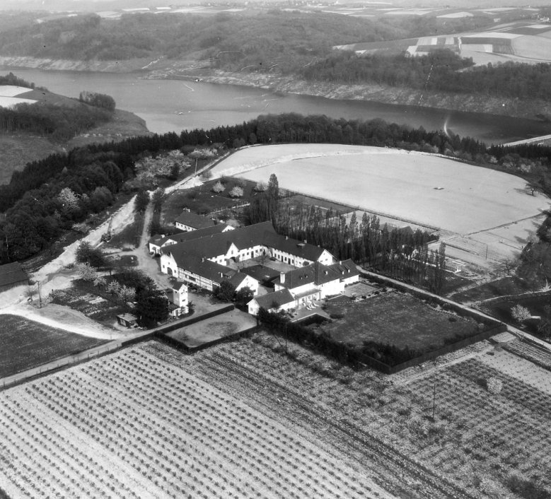 Talsperre Blick auf Gut Umschoß und die Talsperre 1956
