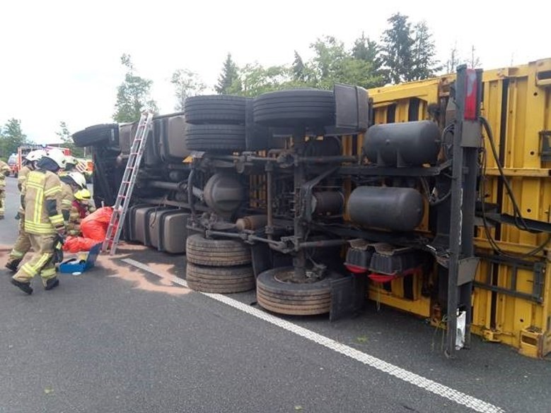 Unfall A3 Feuerwehrleute an einem umgestürzten LKW