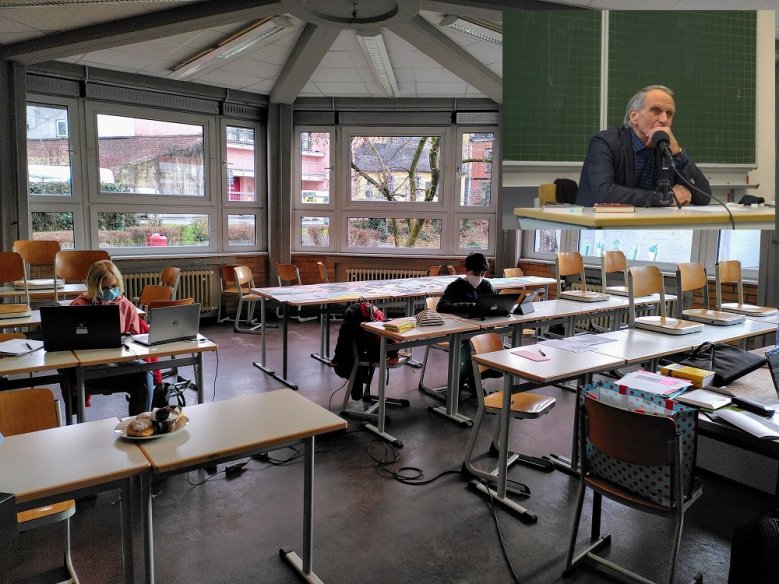 Geschichtswettbewerb-Alleestraße-Overath Zwei Schüler im Klassenzimmer, oben im Bild Wolfgang Overath