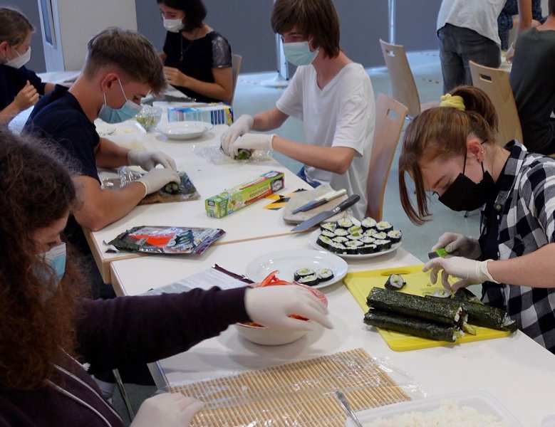 Anno-Gymnasium - Japanisches Essen Schüler bei der Zubereitung japanischer Speisen