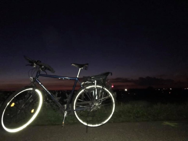 Fahrrad bei Nacht Abgestelltes Fahrrad mit reflektierenden Reifen bei Nacht