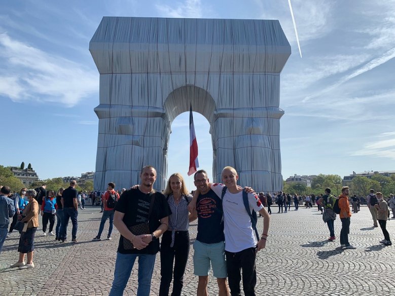LAZ Paris Vier Personen vor dem verhüllten Arc de Triomphe