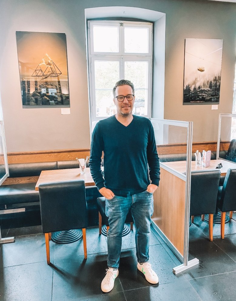 Marc Slomke Marc Slomke vor zwei seiner Fotografien im Muca