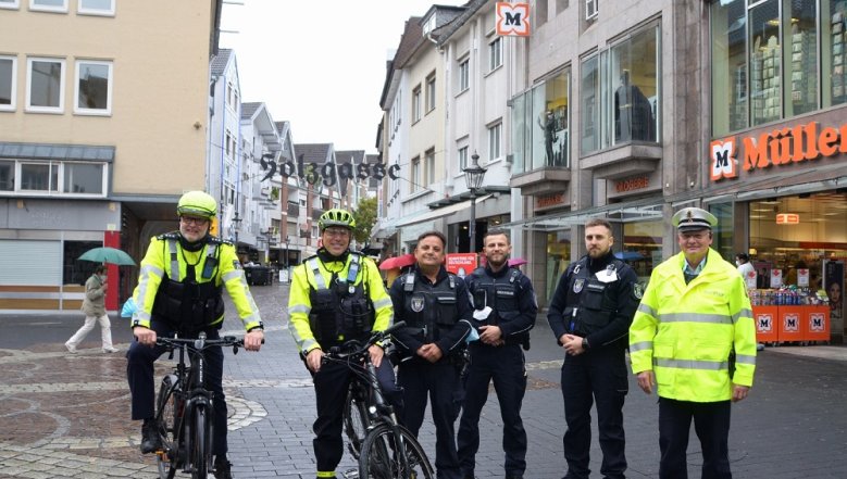 Sicherheitstag Beamte der Polizei und des Ordnungsamtes an der Goldenen Ecke