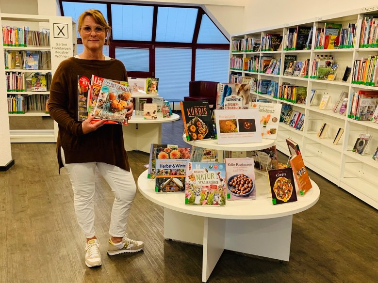 LiteraturLunch Stephanie Trommeschläger mit Büchern und Zeitschriften zum Herbst