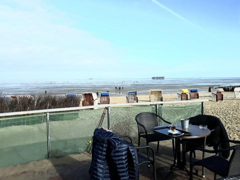 Cuxhaven Blick von einer Terrasse über Strandkörbe aufs Wattenmeer