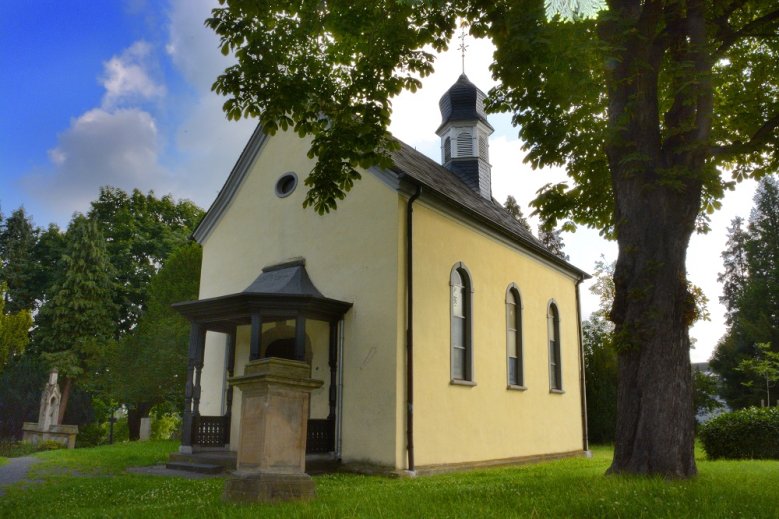 2020-05-16_nepomuk Kapelle unter einem Baum