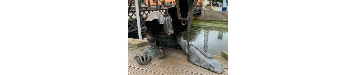 Der Tod aus der Dange Skulptur "Der Tod" steigt aus einem Fluss ans Ufer