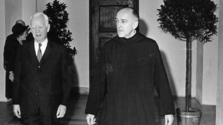 Starb vor 50 Jahren: Bundespräsident Heinrich Lübke, hier 1965 beim Besuch der Abtei auf dem Michaelsberg mit Pater Beda Edmunds im Kreuzgang, im Hintergrund Präsidentengattin Wilhelmine. Starb vor 50 Jahren: Bundespräsident Heinrich Lübke, hier 1965 beim Besuch der Abtei auf dem Michaelsberg mit Pater Beda Edmunds im Kreuzgang, im Hintergrund Präsidentengattin Wilhelmine.