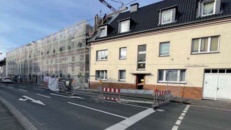Aulgasse Absperrungen vor einem Haus.