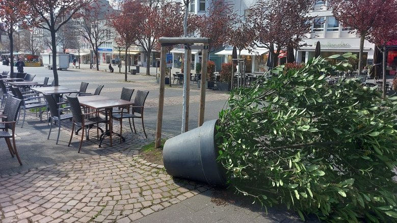 Sturm Umgewehter Kübel auf dem Marktplatz.