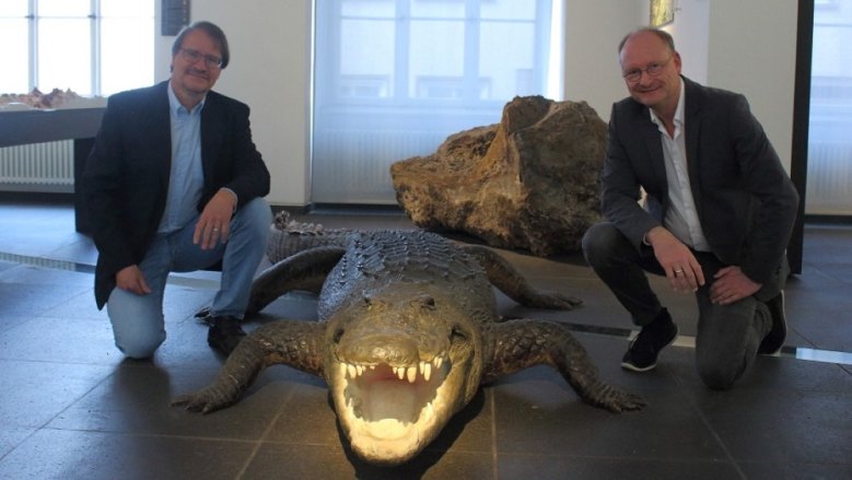 Professor Dr. Thomas Litt Sven Plöger und Prof. Dr. Thomas Litt am Krokodil im Stadtmuseum Siegburg