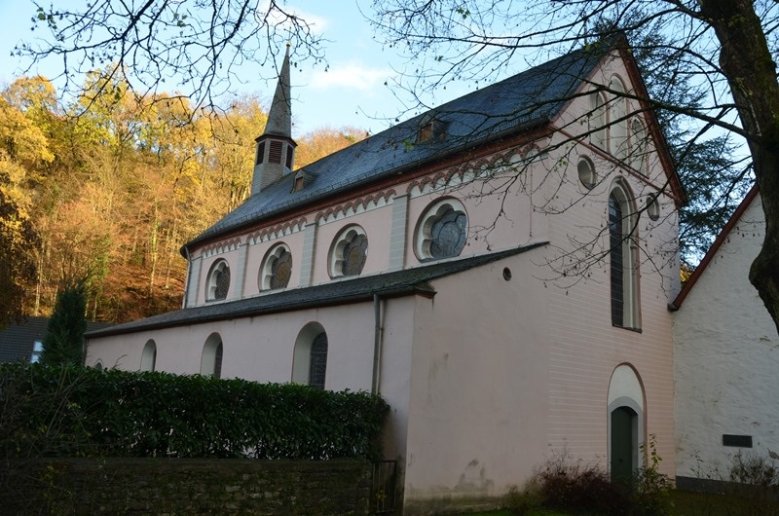2020-09-04_antonius-seligenthal Außenansicht der Klosterkirche in Seligenthal.