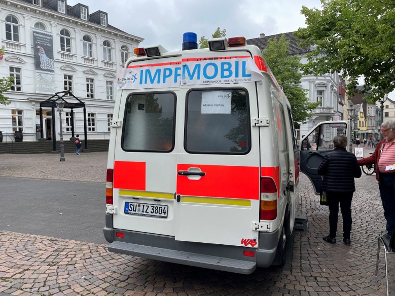 Impfmobil vor dem Stadtmuseum Mobiles Impfteam des Rhein-Sieg-Kreises