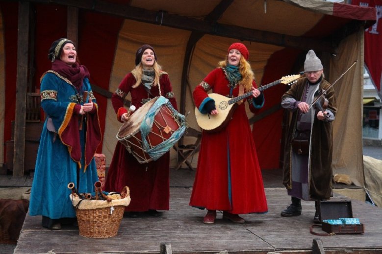 Braagas Auftritt auf dem Mittelalterlichen Markt zur Weihnachtszeit