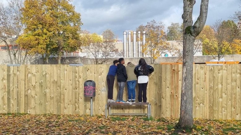 BCN Kiebitze Neugierige Schüler auf der Baustellte am Schulzentrum am Neuenhof