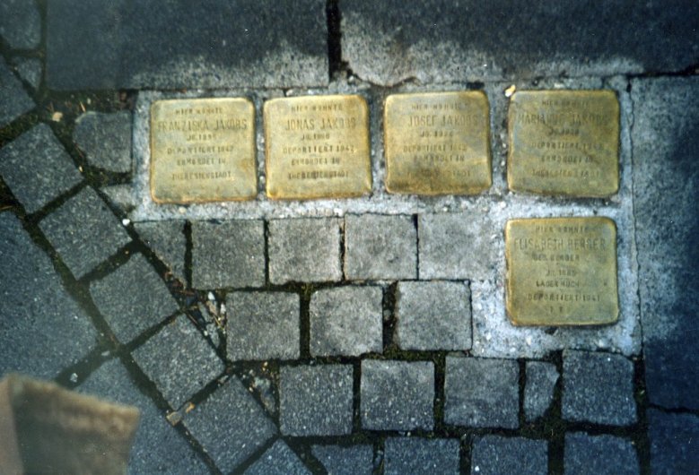 2022-12-30 Stolperstein Stolperstein Familie Jakobs
