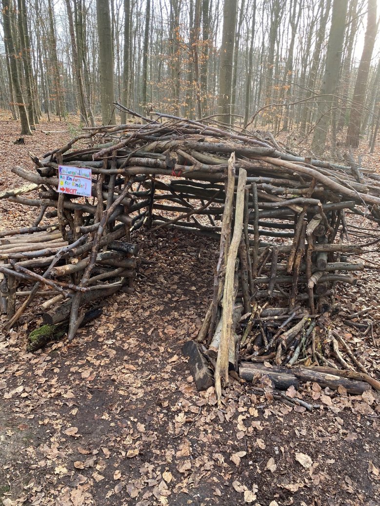Spielhaus Holzhütte im Wald