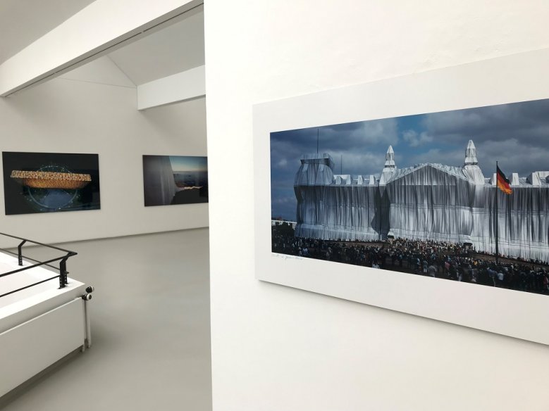 Christo Volz Stadtmuseum Blick in die Ausstellung "Wolfgang Volz - Das Auge von Christo und Jeanne-Claude" im Stadtmuseum, rechts das Bild des verhüllten Reichstags.