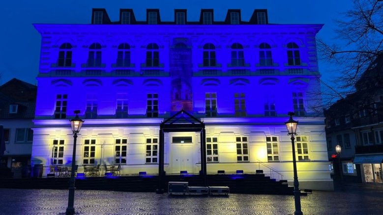 Stadtmuseum Ukraine Das in die Nationalfarben der Ukraine - Blau und Gelb - illuminierte Stadtmuseum.