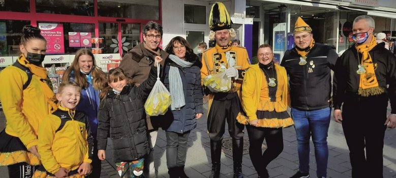 Ehrengarde Die Ehrengarde Siegburg verteilt Kamelle in Siegburg