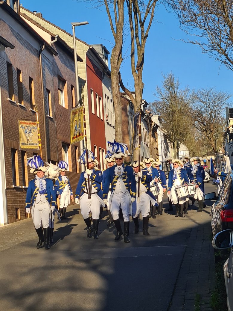 Blau- weißen Funken aus Wolfsdorf Die Blau- weißen Funken aus Wolfsdorf maschierten am Sonntag Auf der Papagei hinunter